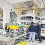 Mae dwy uned o linell cludo a phaledi pwyso a mesur awtomatig bwyd anifeiliaid anwes 25kg yn dechrau rhedeg yn ein ffatri cleientiaid